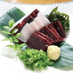 くじらの赤身の刺身です。皮トロと一緒にどうぞ。