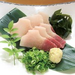 くじらの腹身肉をボイルしたものです。