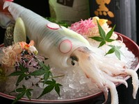 当店では、瀬戸内海産の鮮魚をはじめ、各地の厳選した魚介を仕入れており、その日入荷の鮮魚を活造りでご堪能いただけます。詳しくは、本日のおすすめをご覧ください。
