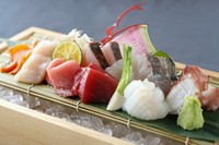 旬の魚介のお造りも日替わりで豊富に取り揃えております。
お好みでおすすめの盛り合わせもできます。
仕入れにより内容・価格が変わります。