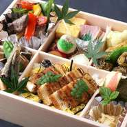 「安芸の彩り弁当 3,240円」
穴子やイワシなど、瀬戸内の食材をふんだんに使った広島の味を満喫できる華やかなお弁当です。
社内会議や研修などにおすすめです。