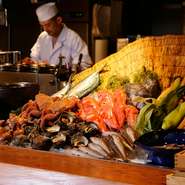 「魚金の目玉はやはり刺身です」と長島調理長が語るように、築地市場から毎日新鮮な魚を仕入れ、これでもかと言うほど豪快に提供しています。新鮮で種類も豊富、リーズナブルな価格も魅力です。