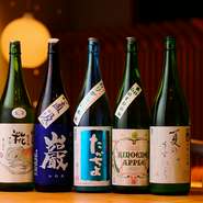 日本酒の品揃えには自信を持っています。グランドメニューにない、期間限定のお酒のほか、今まで飲んだことないような美味しいお酒に出会いを演出してくれます。焼酎やワインもお好みで選べるところも嬉しい限り。