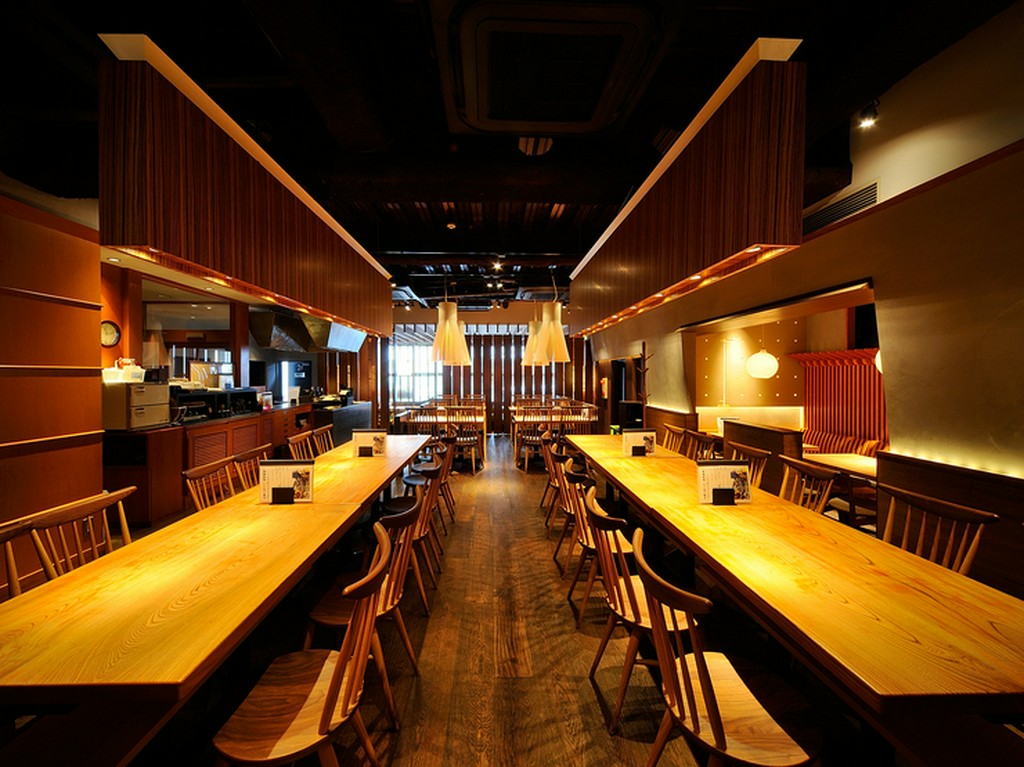 居心地良く、料理とお酒を堪能できる広々としたスペース
