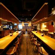 広々とした空間は、席間にもゆとりを取った設計。シンプルで清潔なインテリアが目を見張ります。全テーブルの下に荷物置きが付いていたり、居心地よく過ごせるような細かな気配りも忘れません。