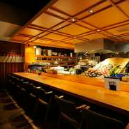 新鮮な魚介類を使った美味しい料理から、割烹のようにも使えます。カウンター席もありますので、「『煮付け』など家庭の味に飢えたときに、1人でも気軽に使って欲しい」とは長島調理長の弁。