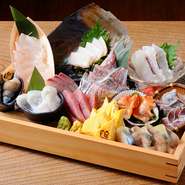 新鮮な刺身をボリュームたっぷりお楽しみ頂ける看板メニュー。
3点盛り：1280円～
6点盛り：1980円～

