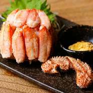 毛ガニのほぐし身と脚肉をギッシリと甲羅に詰め込んだ人気の逸品。

