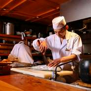 職人が料理するライブ感と、頼んだ料理が目の見えるところでつくられる安心感を味わえるのが特徴です。