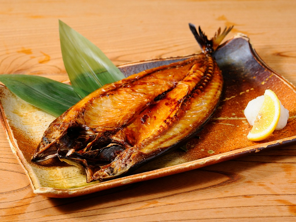 風干しして旨みを引き出す『自家製サバ一夜干し』