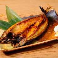 まず、大きさが特徴です。新鮮な状態で入荷したしたものを、店で風干ししています。一夜干しにすることによって、焼いたときに旨みが出てくるので、美味しく召し上がって頂けます。