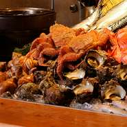 魚介類すべてにこだわりはありますが、その一つがサザエです。波が強いところで育ったため、身が締まった大きめのものを厳選しています。壺焼き、刺身、天ぷらなどでお出ししています。