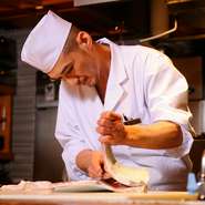 職人として、お客様一人一人に一番良い状態の料理を出せるように心がけています。そのために厨房全体で徹底しているのは、仕込みに手を抜かないこと。万全な準備によって、料理を楽しんで頂きたいと考えています。