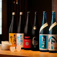 【魚金】イチオシの「尾瀬の雪どけ」ほか、全国から名酒、希少な日本酒を取り寄せています。単品でのオーダーも良いですが、いずれも“肴”の味を引き立てるもののみを厳選。一皿ごとにお酒を変えてみるのも乙。