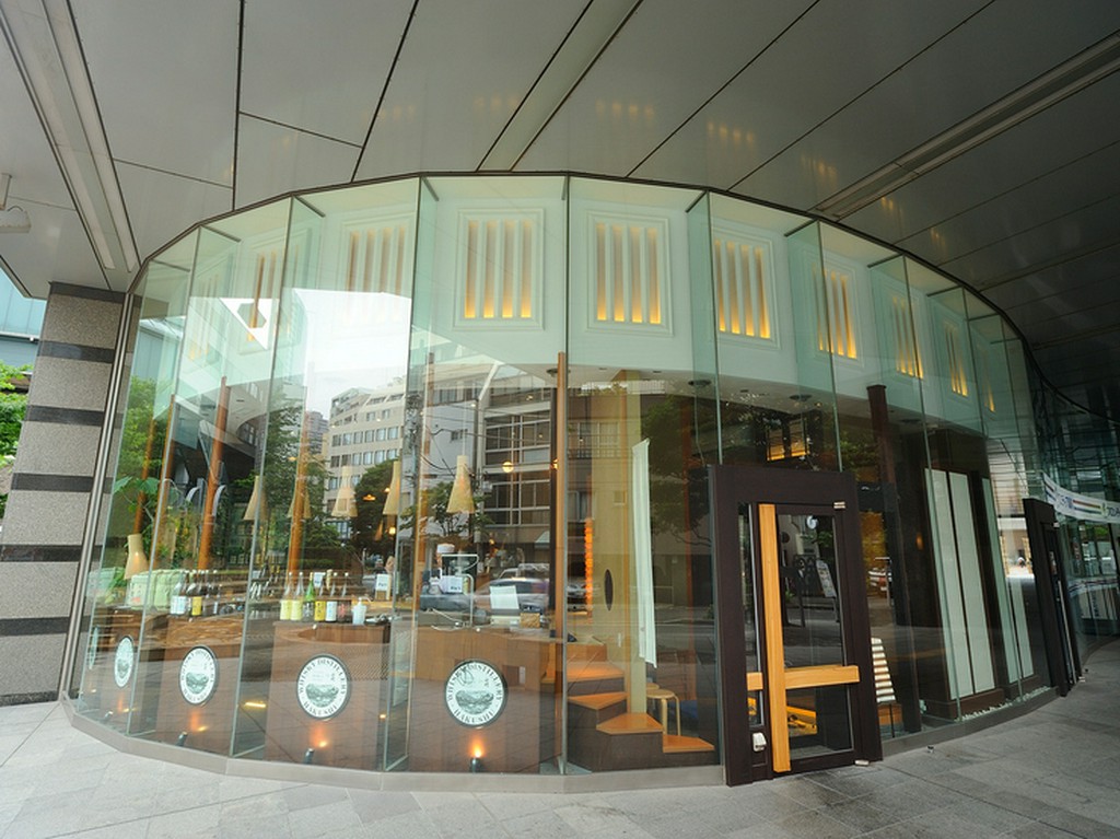 恵比寿駅から徒歩1分。ガラス張りのスタイリッシュな外壁