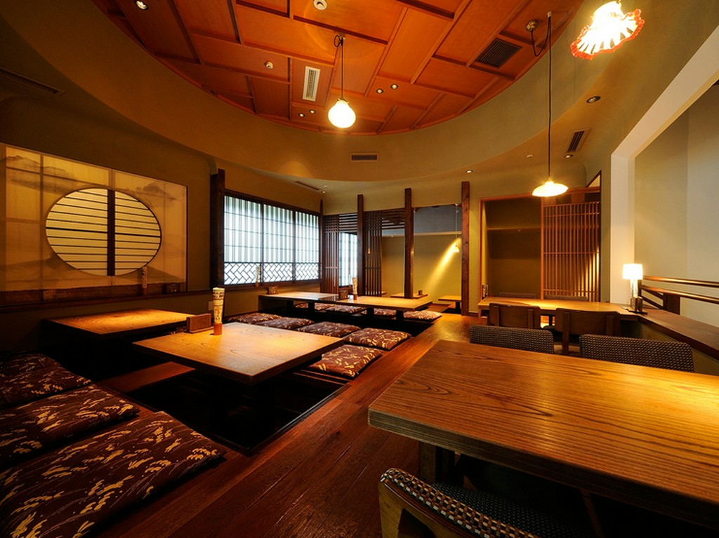 最大60名の店内。半個室2部屋、掘りごたつのカウンターなど完備