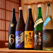 【魚金】イチオシの「尾瀬の雪どけ」のほか、「喜久泉」や、近年、人気が高まる「新政No.6」など、魚料理の味を引き立てる厳選の日本酒が豊富なのもこの店の特長。なお、5勺、7勺、1合からサイズを選べます。