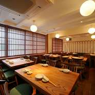 地上3階に地下1階の4つの空間は、それぞれが異なる表情を持っています。例えば、無垢の木を設えて優しい雰囲気が漂う2階には、女性を交えて仕事帰りの飲み会を楽しむグループの姿も。この使い勝手の良さも魅力です。