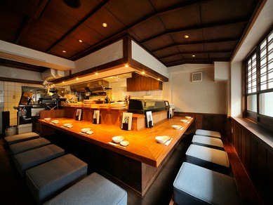 賑やかな雰囲気の【魚金】に、大人の時間を楽しめる空間を用意