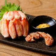 毛ガニのほぐし身と脚肉をギッシリと甲羅に詰め込んだ逸品。