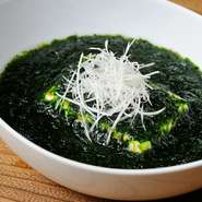 一丁の豆腐に、和風ダシを効かせた生の青のりをふんだんに使った一皿。口中に広がる得も言えぬ香りが至極。　
ハーフ：580円