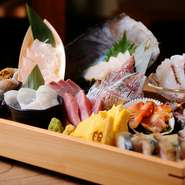 新鮮な刺身をボリュームたっぷりお楽しみ頂ける看板メニュー。
3点盛り：1280円～
6点盛り：1980円～

