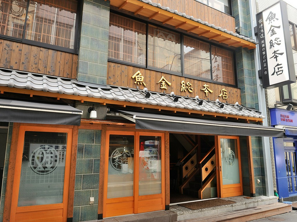 新橋駅の烏森口を出て徒歩3分。路地裏に燦然と輝く金看板