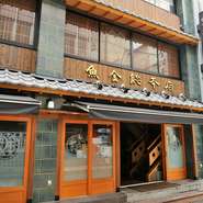 店内は地上3階建て（地下1階）、和の意匠をベースに無垢の木をあしらった優しい雰囲気に仕上げています。