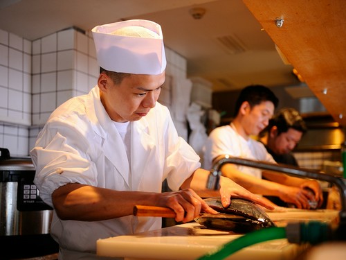 カウンター席で料理人と会話を楽しむのが常連流の楽しみ方