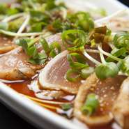 『鳥わさ』は、宮崎から取り寄せた生食用の地鶏をさっと炙って、宮崎産のポン酢とワサビソースでいただくひと品。納得の味わいを求め、素材の産地にこだわっています。