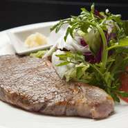 アメリカ牛のリブロースを使ったステーキ。特製シャリアピンソースやステーキ醤油でお肉の味が楽しめます。
