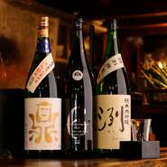料理を美味しく食べて欲しいから、という思いで選ばれた、旬の食材に合う日本酒たち。定番には山形の『洌（レツ）』、食中酒として高い評価を受けるこの酒ひとつからもこだわりが見える。