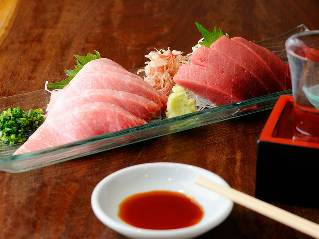 天然ものにこだわる鮪の刺身は、甘い脂と果実のような赤身。