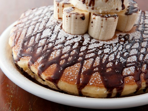 【accueil】に行列を生む、ボリューム満点の「パンケーキ」