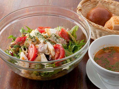 店のワインなどと相性が良いランチ、ディナーメニューもおすすめ