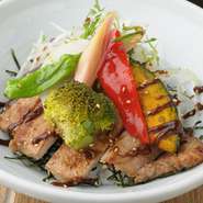 その時期とっておきの食材が、【みのる食堂】の食膳を彩ります。料理は、しっかり下ごしらえしつつ、味つけは極力シンプルに。食材そのものの味を大切にした「優しい味わい」の一皿に仕上げています。