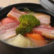 【みのる食堂】のドリンクメニューはワインが中心。国産の赤、白、泡、バランスよく揃えています。なお、ワインをオーダーする際は店のソムリエに相談するのも良し。料理ごとに相性の良い1杯を提案してくれます。