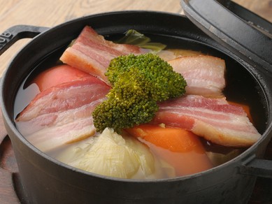 ソムリエが料理の味の輪郭を際立たせる「至福の1杯」をご提案