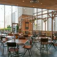 ランチ、ディナーに加えて、昼下がりには甘味でカフェタイムを満喫できる【みのる食堂】。内観もそれに合わせ昼から夜まで対応できる仕様に。昼は開放感を満喫、夜は銀座の夜景を望むムードある雰囲気を楽しめます。