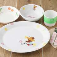 ママの常連客も多い【みのる食堂】。安心・安全の食材を使った料理もそうですが、もうひとつの理由がキッズ用の設備が充実ぶり。愛らしいキッズ用の食器や、キッズチェアでお子様もママと一緒に食事が楽しめます。