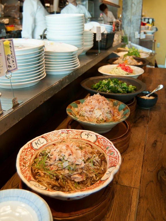 仕事帰りに「ちょっと1杯」で立ち寄るお一人の男性客も多いです