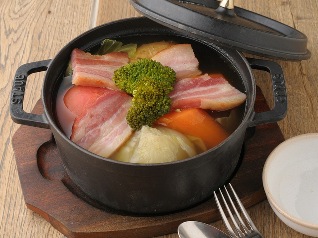 旬野菜の旨味が滲む『ごろっと野菜と熟成ベーコンのことこと煮』