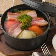 厚切りベーコンをじっくり煮込んだポトフ。滋味溢れる野菜の味を前面に出すため味付けはシンプルに。