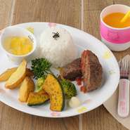 ご飯・ビーフハンバーグ・季節の温野菜・フライドポテト・デザート