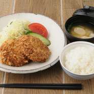 試行錯誤して辿り着いたのが玉ねぎの甘みを生かしたジューシーなメンチカツ。女性や年配者からも好評。