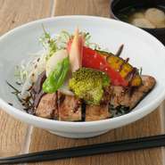 秘伝の“こだわり味噌で漬けた豚と香味野菜をワンプレートに。こちらも素材の味を生かした味付け。