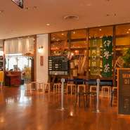 内観が覗けるガラス張りの開放感ある外観が印象的。入口が広く、ベビーカー携帯でも安心して入店できます。