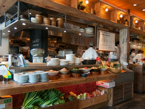 木目調を多めに、納屋をイメージしたという店内