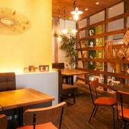 最大80名まで収容できる店内はテーブル席を中心に、お子様連れのママやカップルから好評のソファ席もあり。