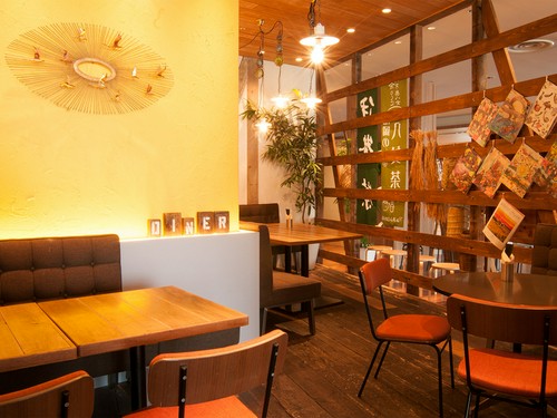 テーブル席のほか、ゆったりと寛げるソファ席も用意